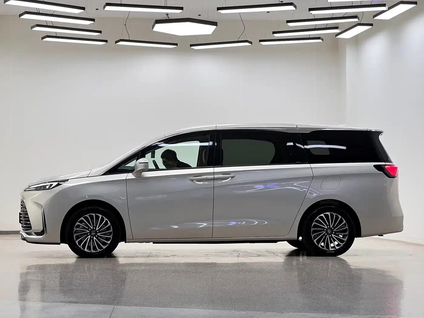Buick GL8 PHEV 2025 Land Cruiser Premium Edition — миниатюра 4