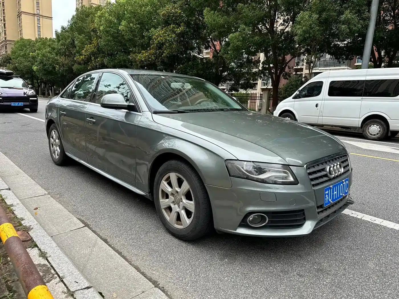 Audi A4L 2010 2.0 TFSI Comfort — миниатюра 2