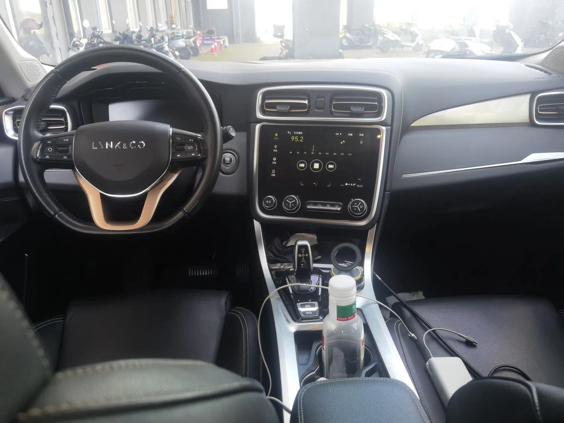 Lynk & Co 01 2019 2.0T Two-Wheel-Drive Version China V Standard — миниатюра 9