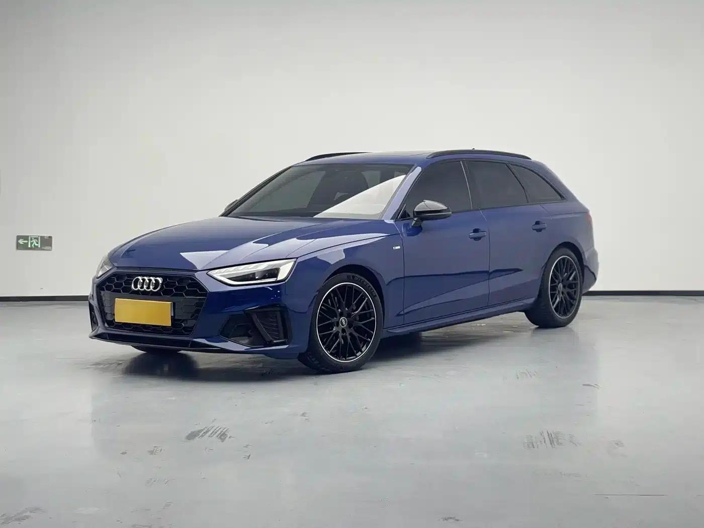 2022 Audi A4 Imported Avant 40 TFSI Luxury Dynamic Edition — миниатюра 1