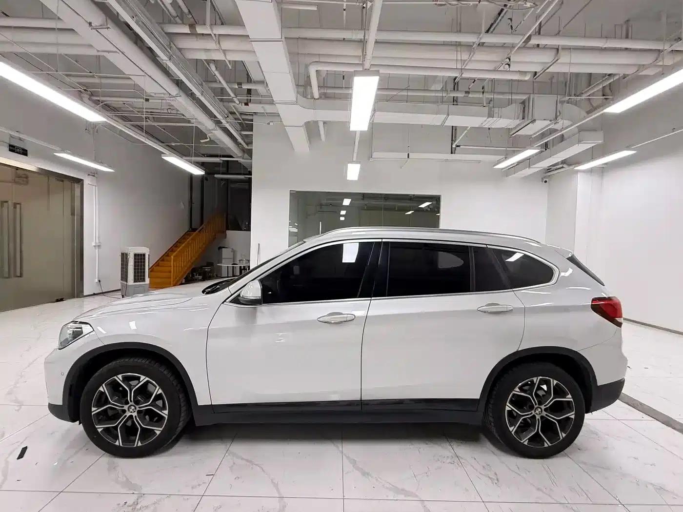 BMW X1 2020 sDrive25Li Leading Edition — миниатюра 3
