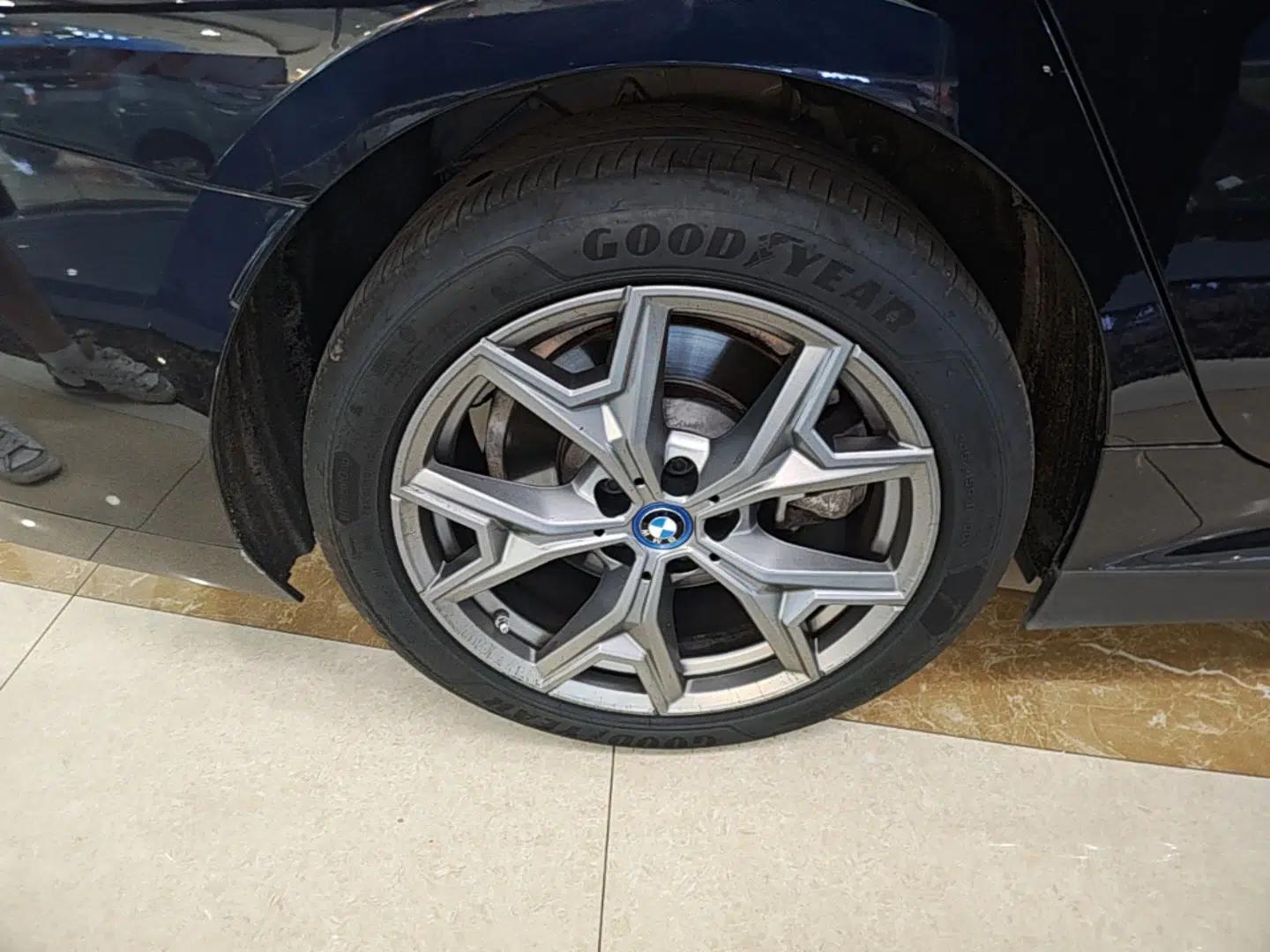 BMW i3 2023 eDrive 40 L Midnight Edition — миниатюра 11
