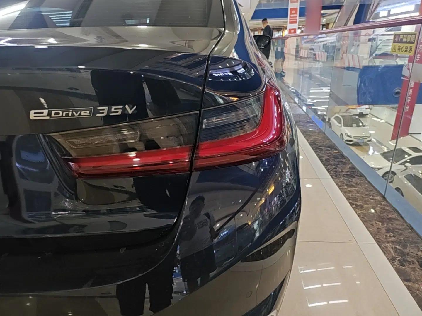 BMW i3 2023 eDrive 40 L Midnight Edition — миниатюра 9