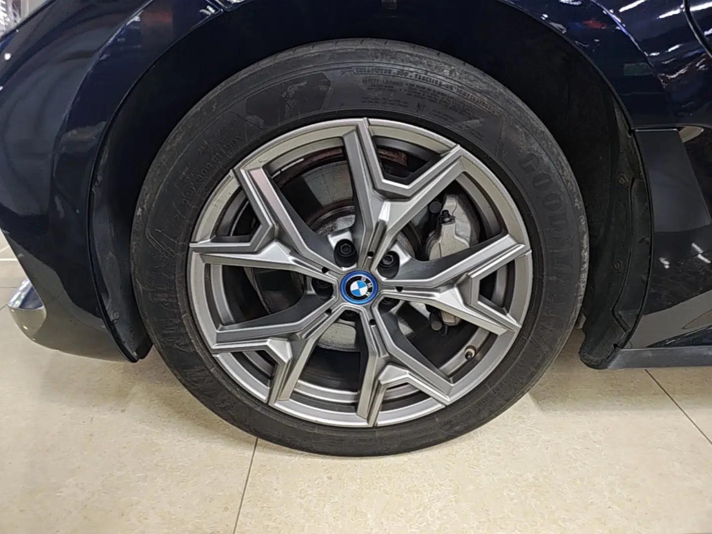 BMW i3 2023 eDrive 40 L Midnight Edition — миниатюра 10