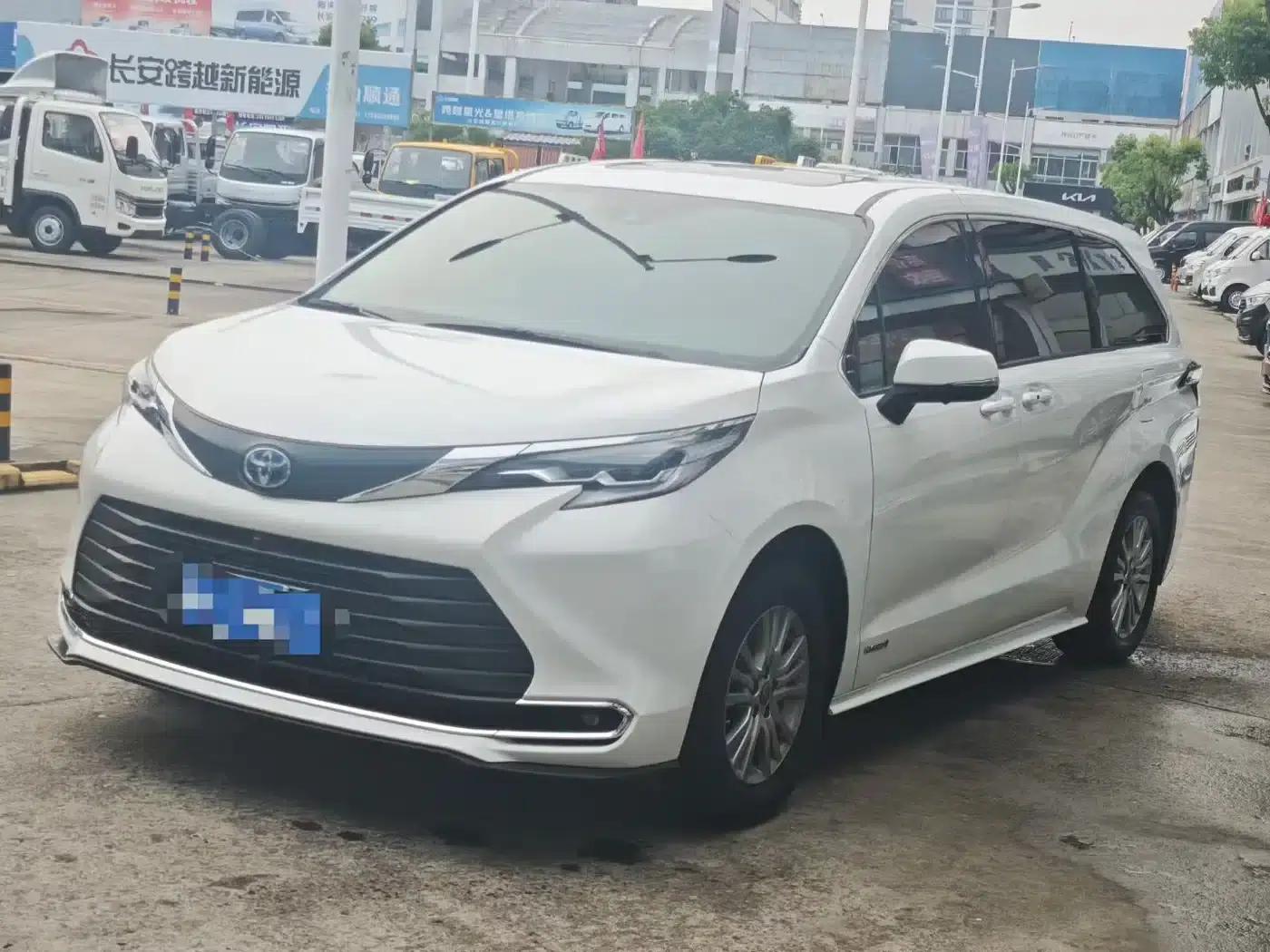 2023 Sienna 2.5L Hybrid Luxury Edition — миниатюра 1