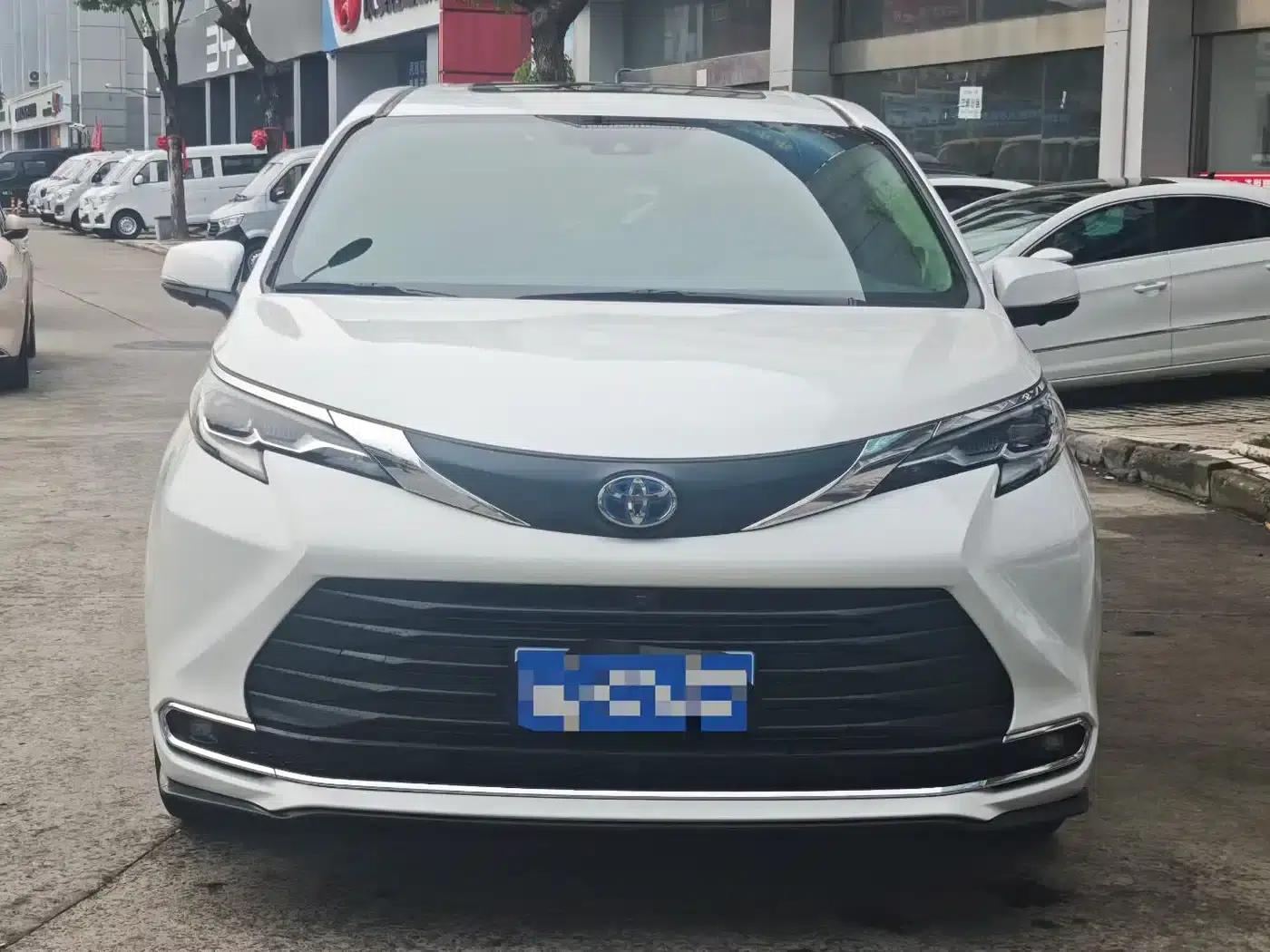 2023 Sienna 2.5L Hybrid Luxury Edition — миниатюра 2