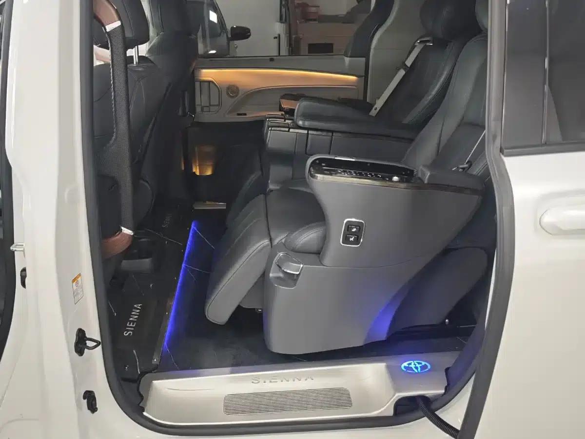 2023 Sienna 2.5L Hybrid Luxury Edition — миниатюра 8