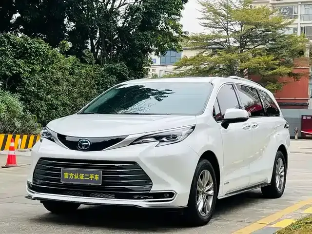 2023 Sienna 2.5L Hybrid Luxury Edition