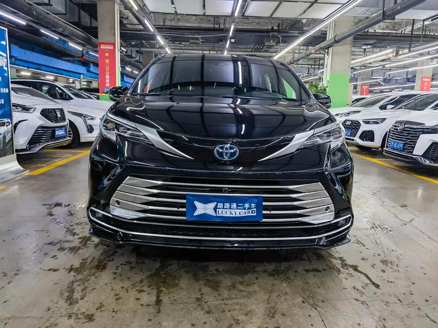 2021 Sienna 2.5L Hybrid Platinum Edition — миниатюра 2