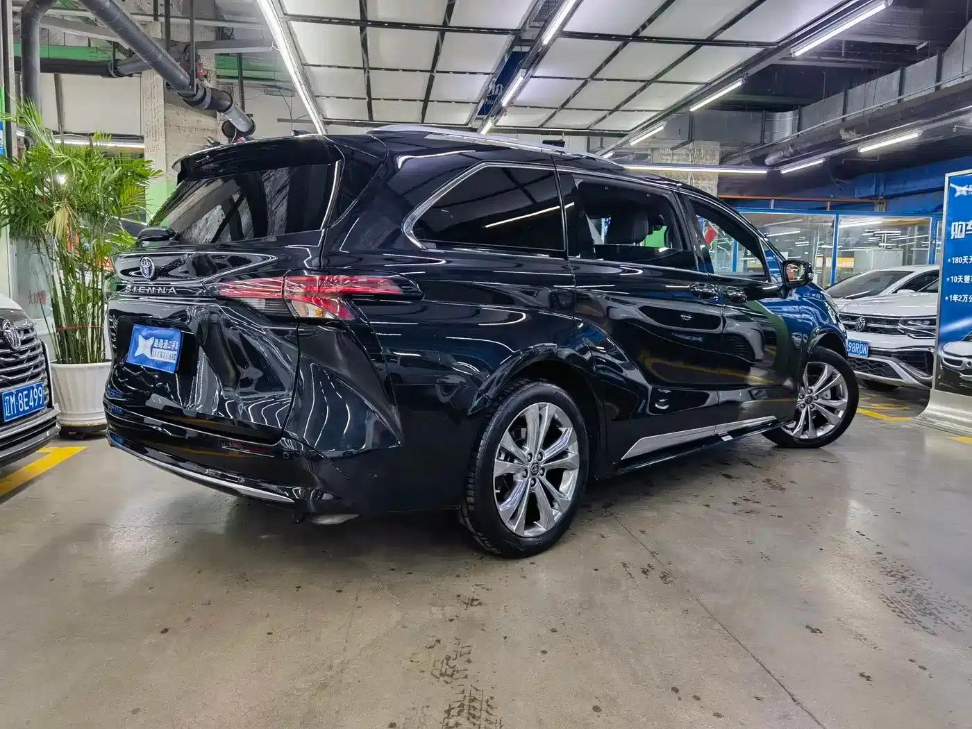 2021 Sienna 2.5L Hybrid Platinum Edition — миниатюра 4