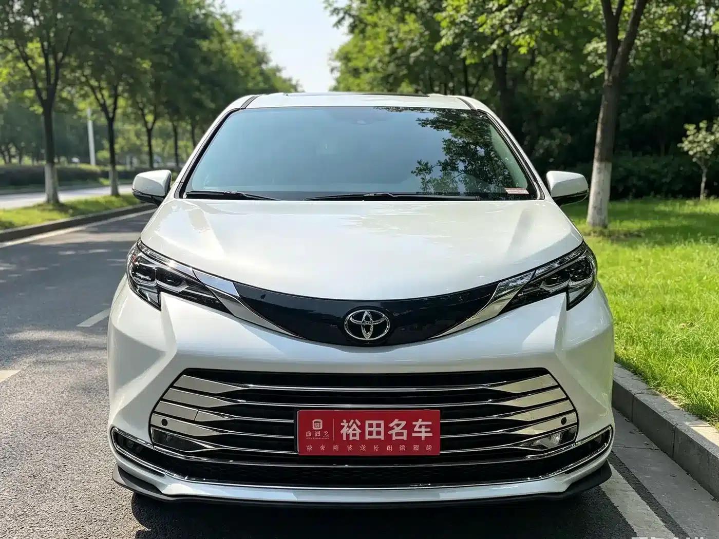 2024 Sienna 2.5L Hybrid Comfort Edition — миниатюра 2
