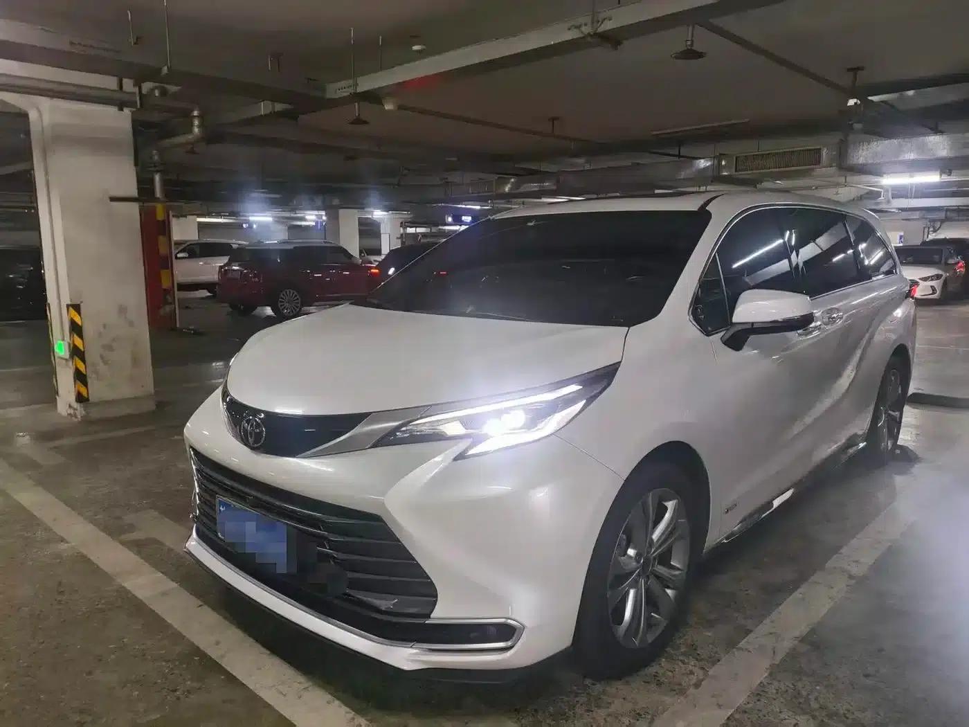 2024 Sienna 2.5L Hybrid Premium Edition — миниатюра 1