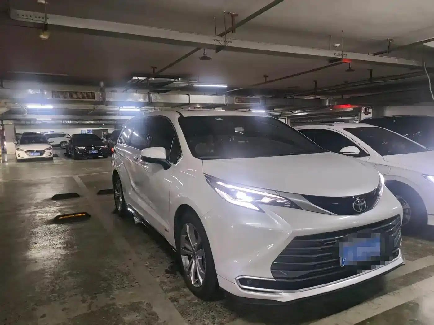 2024 Sienna 2.5L Hybrid Premium Edition — миниатюра 2