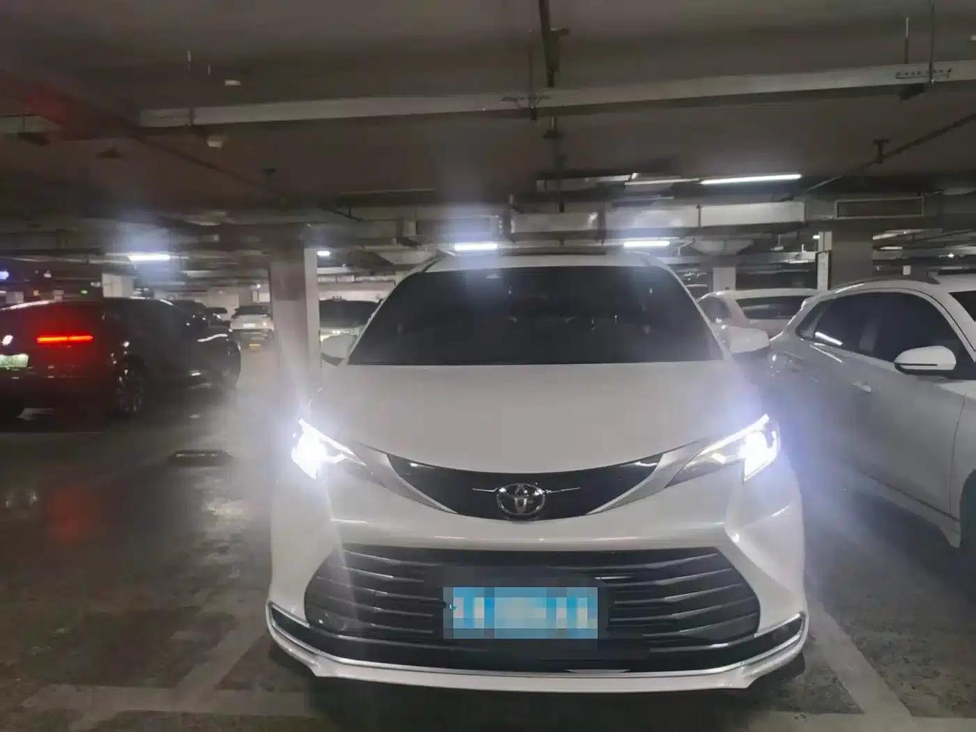 2024 Sienna 2.5L Hybrid Premium Edition — миниатюра 3