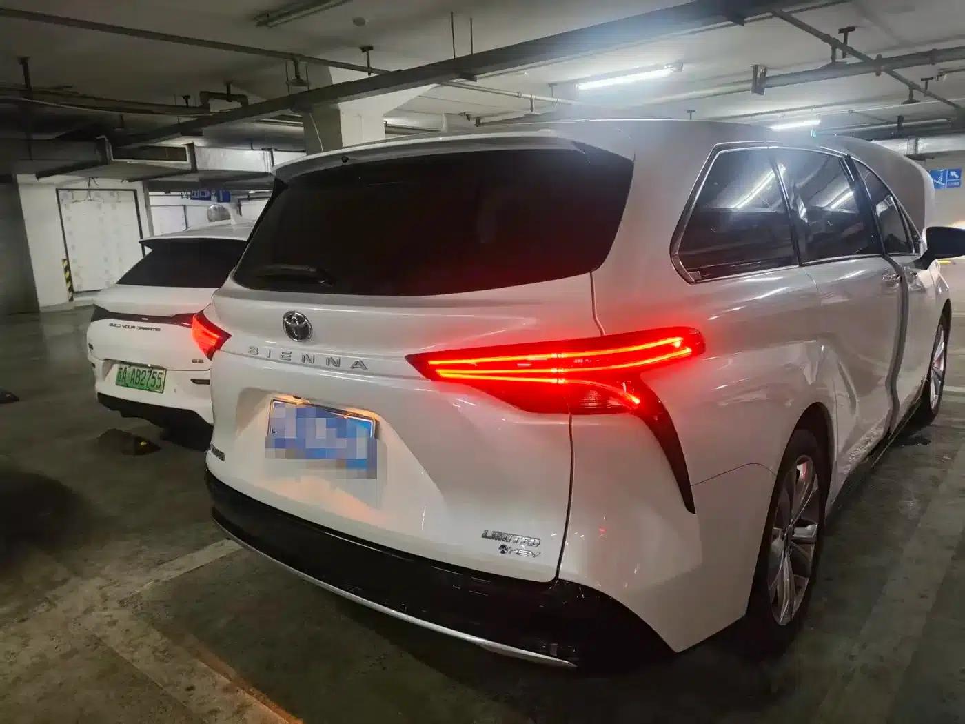 2024 Sienna 2.5L Hybrid Premium Edition — миниатюра 4
