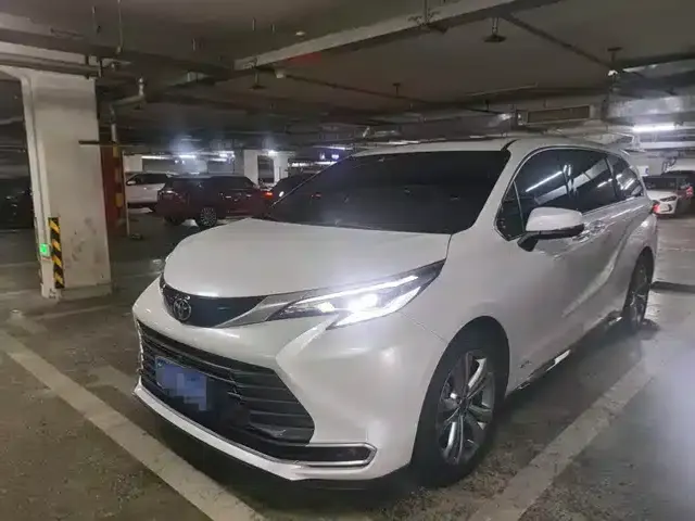2024 Sienna 2.5L Hybrid Premium Edition
