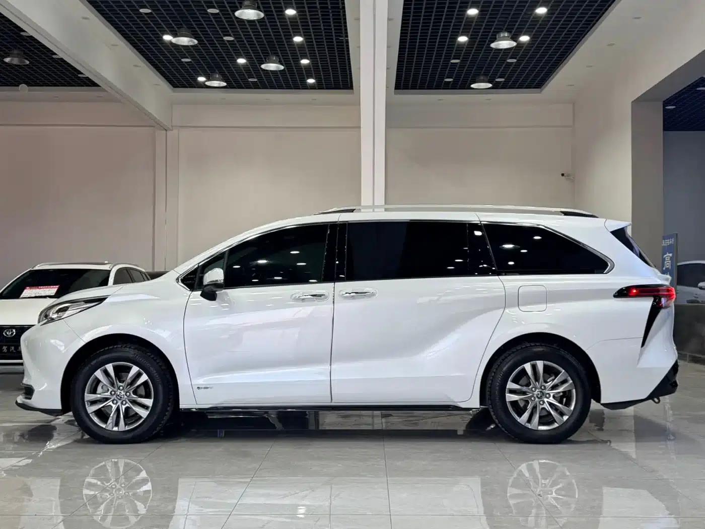 2024 Sienna 2.5L Hybrid AWD Premium Edition — миниатюра 4