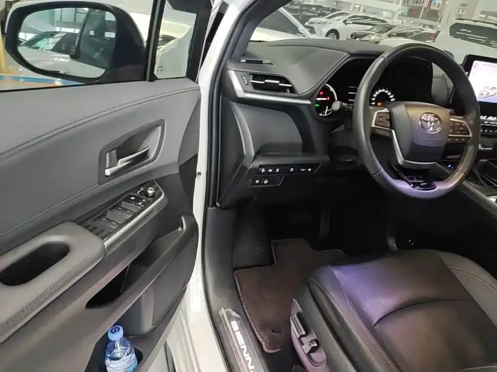 2024 Sienna 2.5L Hybrid Premium Edition — миниатюра 16