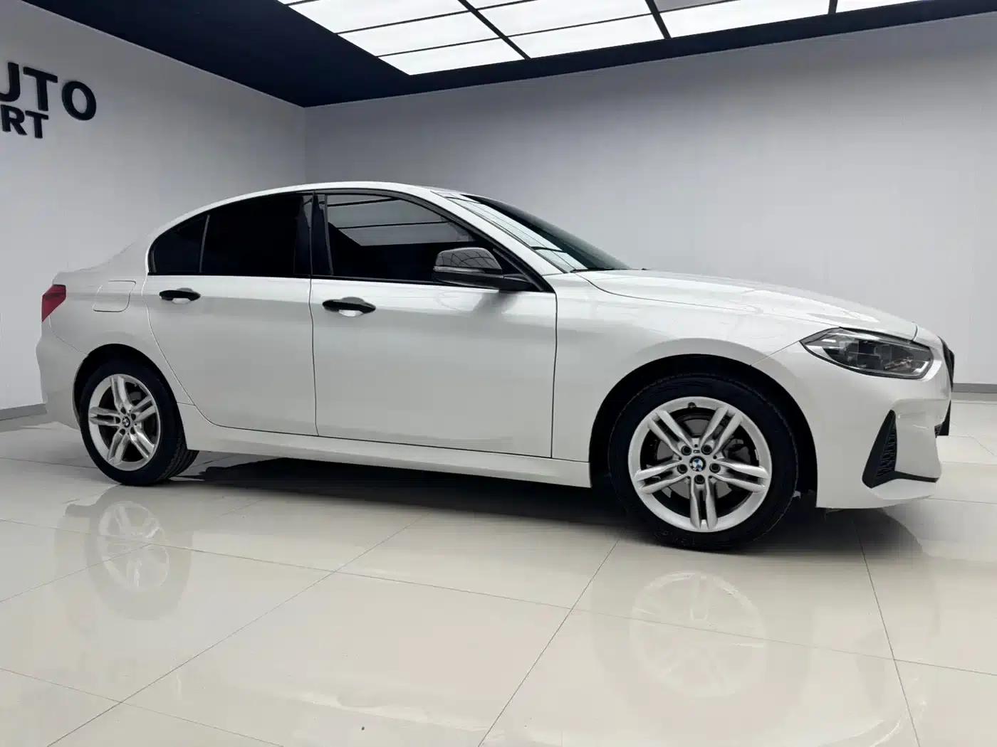 2022 BMW 1 Series 120i M Sport Shadow Edition — миниатюра 3