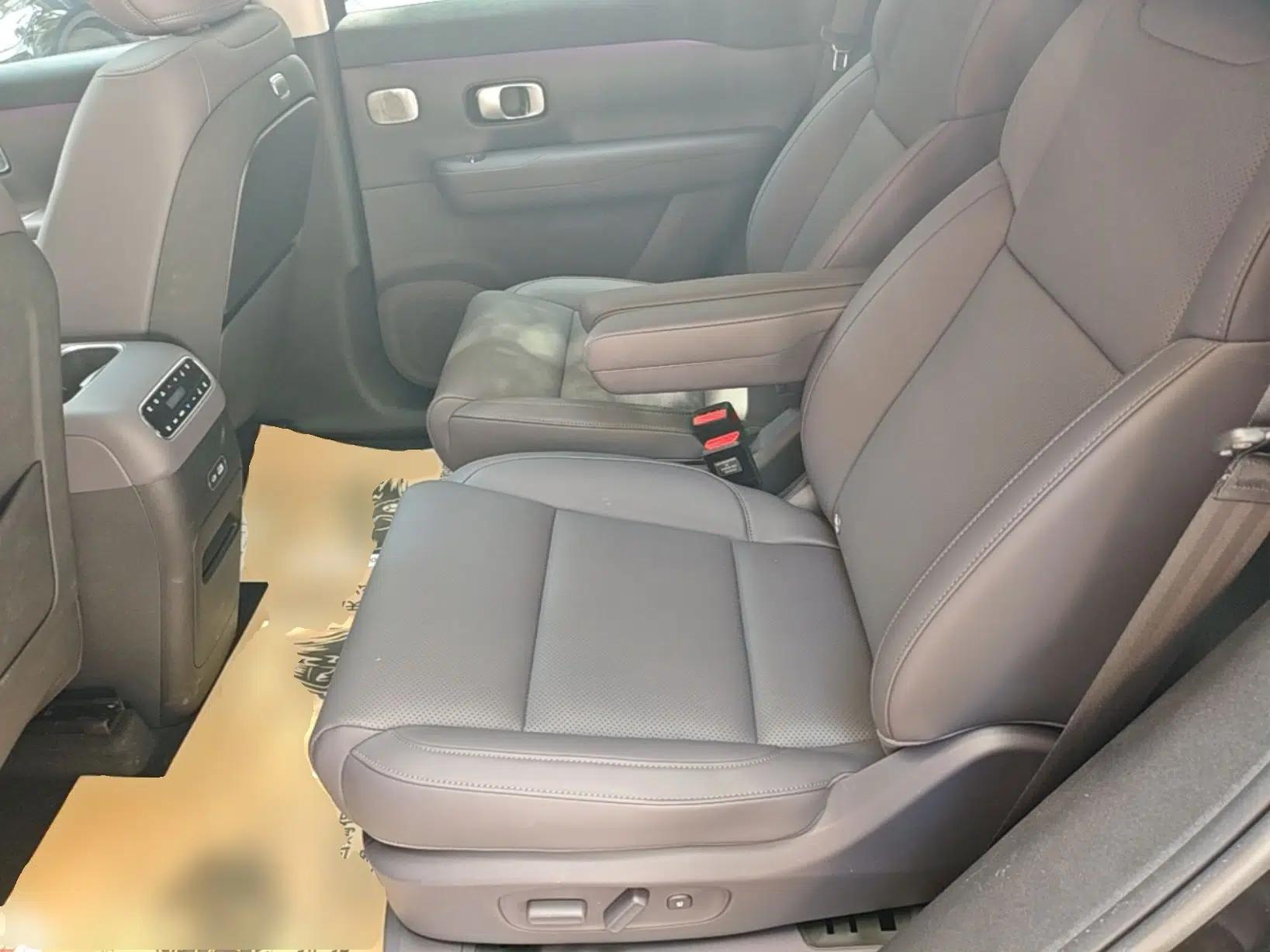 Leapmotor C16 2026 All-Electric 630 LiDAR Zhizun Edition 6 Seats — миниатюра 25