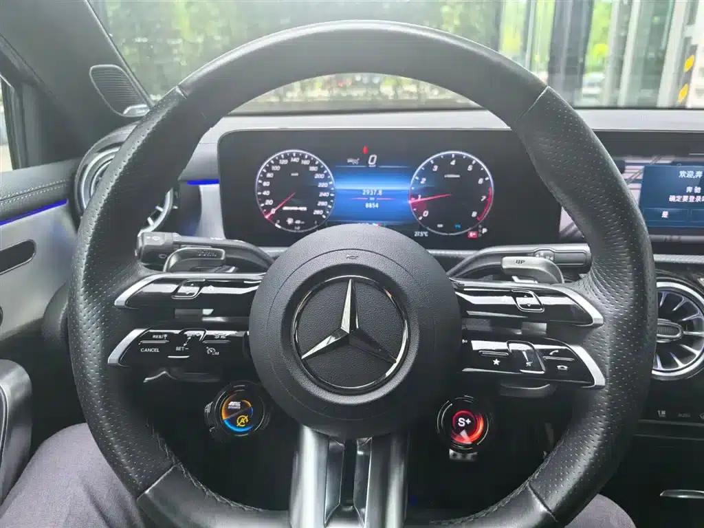 Imported 2025 Mercedes-Benz A-Class AMG A 35 4MATIC — миниатюра 13