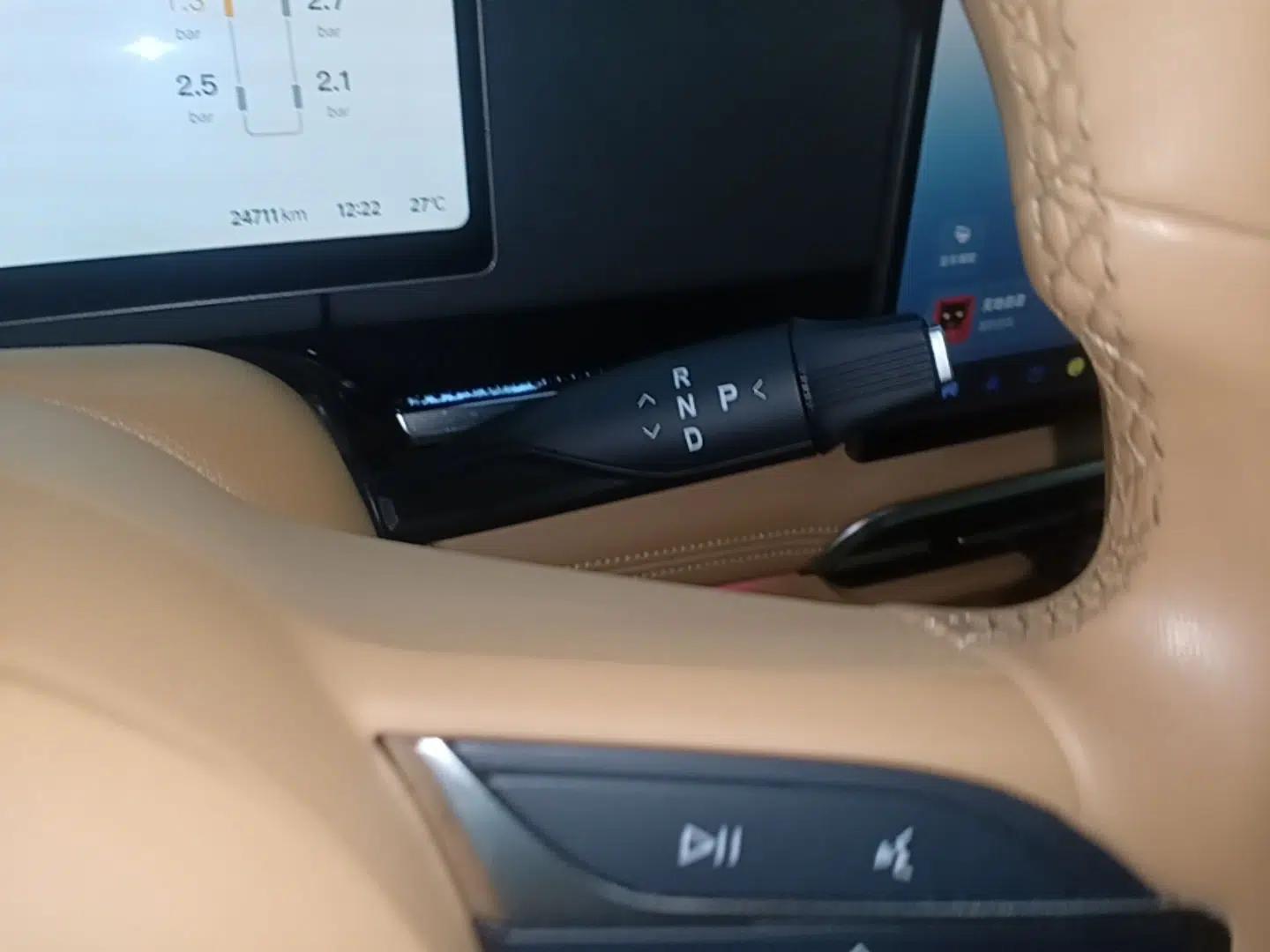 VOYAH Dream 2025 PHEV Four-Wheel Drive Prestige Kunpeng Edition — миниатюра 16