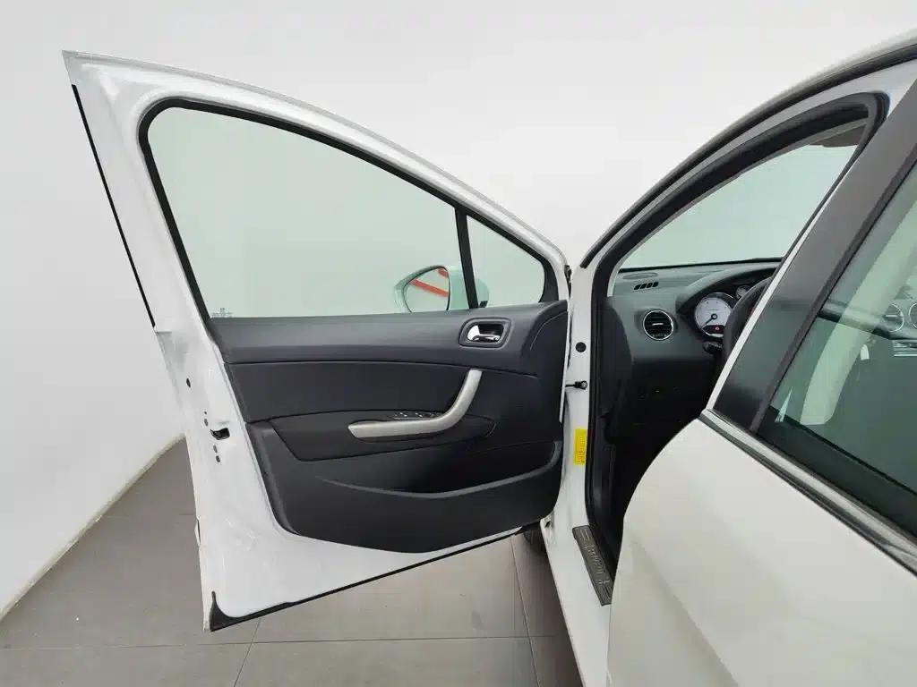 Peugeot 408 2013 2.0L Automatic Comfort Edition — миниатюра 8