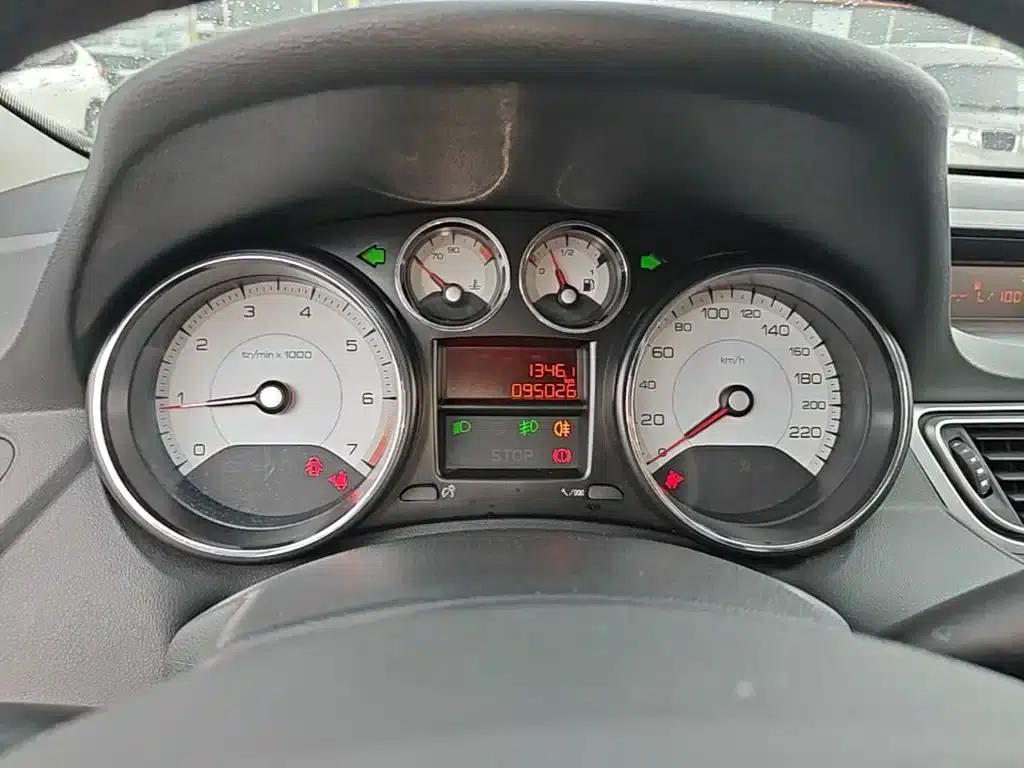 Peugeot 308 2014 Enjoy Edition Classic 1.6L Manual Premium Model — миниатюра 12