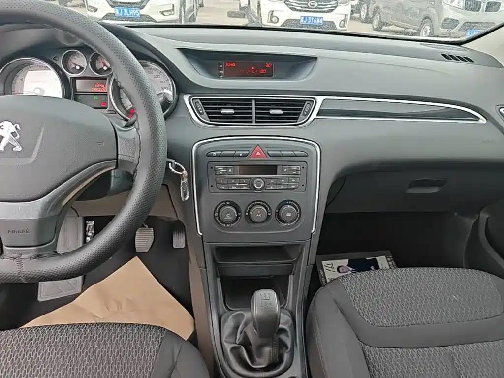 Peugeot 308 2014 Enjoy Edition Classic 1.6L Manual Premium Model — миниатюра 13