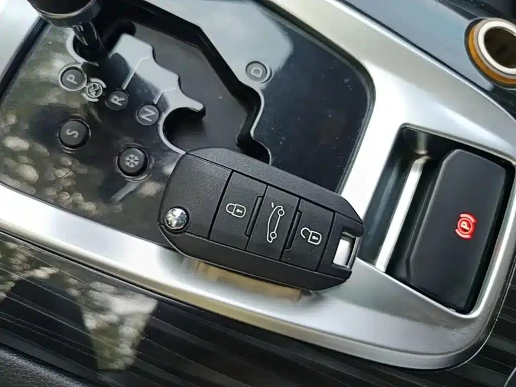 Peugeot 3008 2015 1.6THP Automatic Premium Edition — миниатюра 9