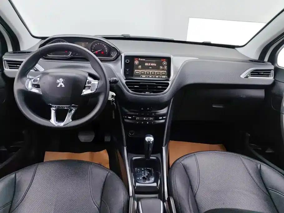 Peugeot 2008 2014 Model 1.6L Automatic Fashion Edition — миниатюра 12