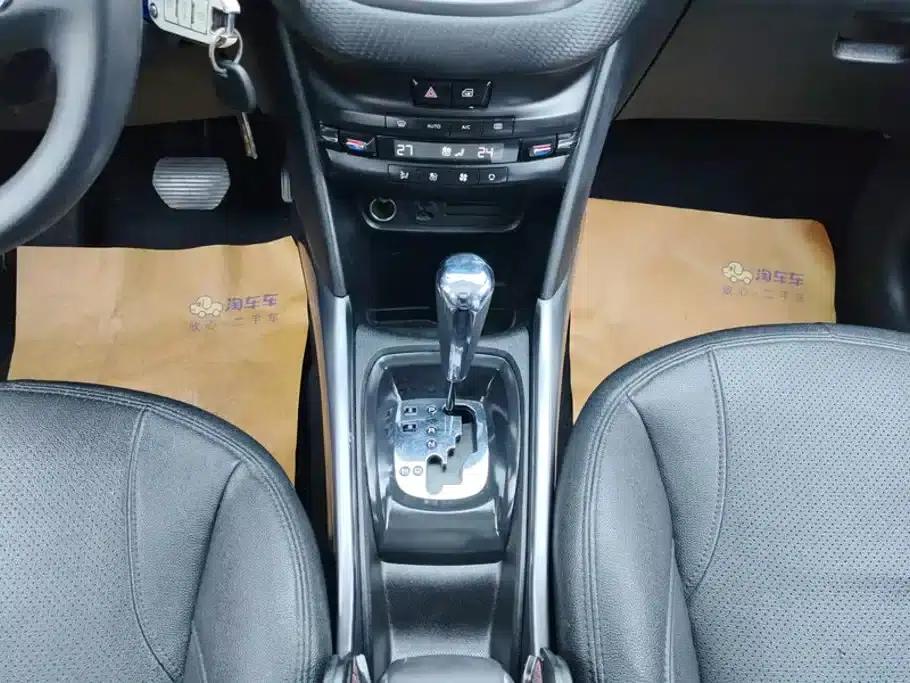 Peugeot 2008 2014 Model 1.6L Automatic Fashion Edition — миниатюра 16