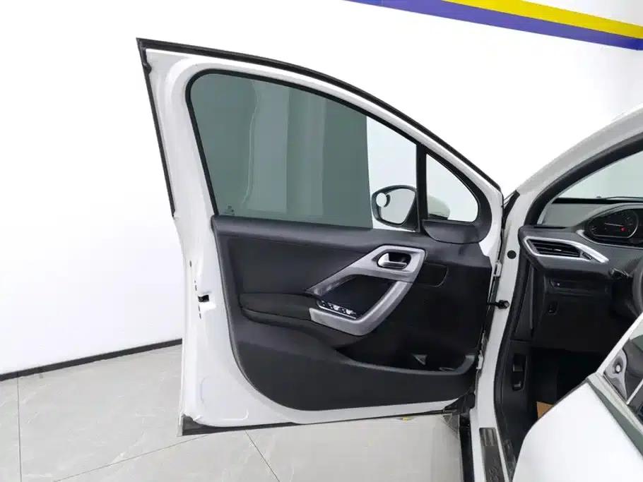 Peugeot 2008 2014 Model 1.6L Automatic Fashion Edition — миниатюра 7