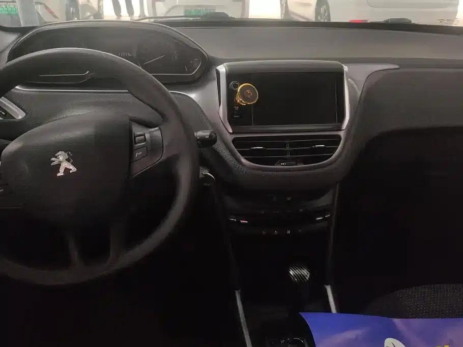 Peugeot 2008 2014 Model 1.6L Automatic Premium Edition — миниатюра 12