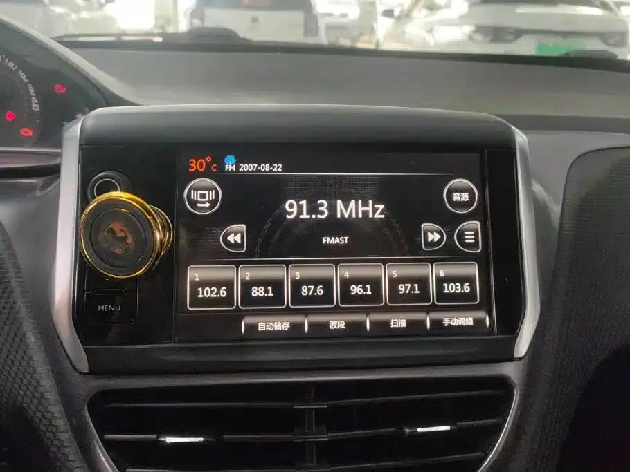 Peugeot 2008 2014 Model 1.6L Automatic Premium Edition — миниатюра 13