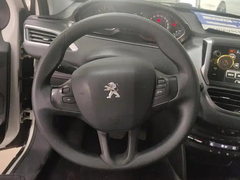 Peugeot 2008 2014 Model 1.6L Automatic Premium Edition — миниатюра 15
