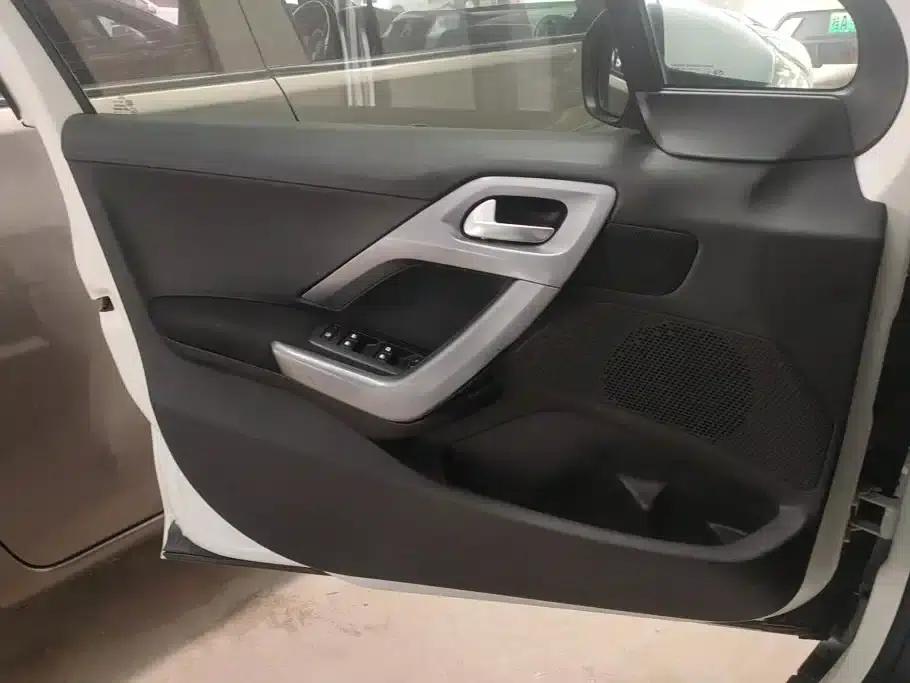 Peugeot 2008 2014 Model 1.6L Automatic Premium Edition — миниатюра 7