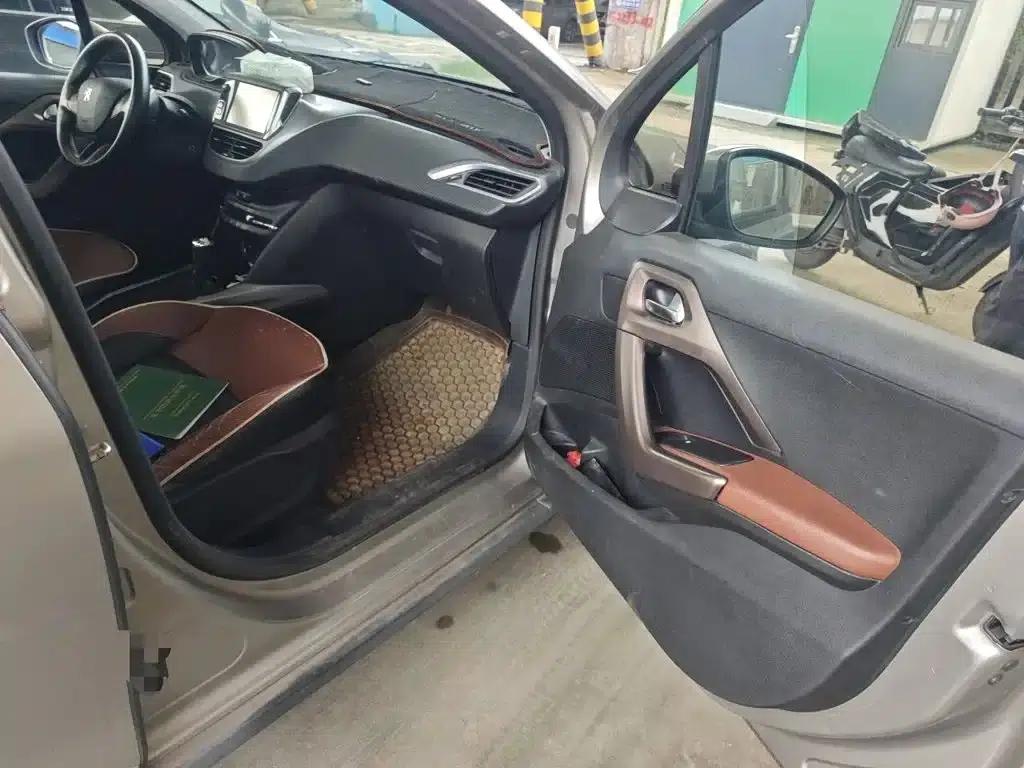 Peugeot 2008 2016 230THP Automatic Fashion Edition — миниатюра 22
