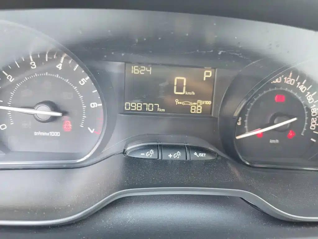 Peugeot 2008 2014 Model 1.6L Automatic Trend Edition — миниатюра 12