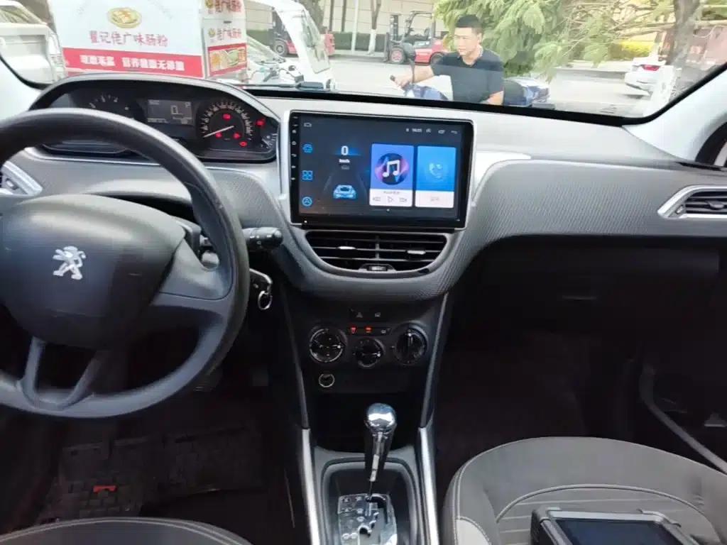 Peugeot 2008 2014 Model 1.6L Automatic Trend Edition — миниатюра 13