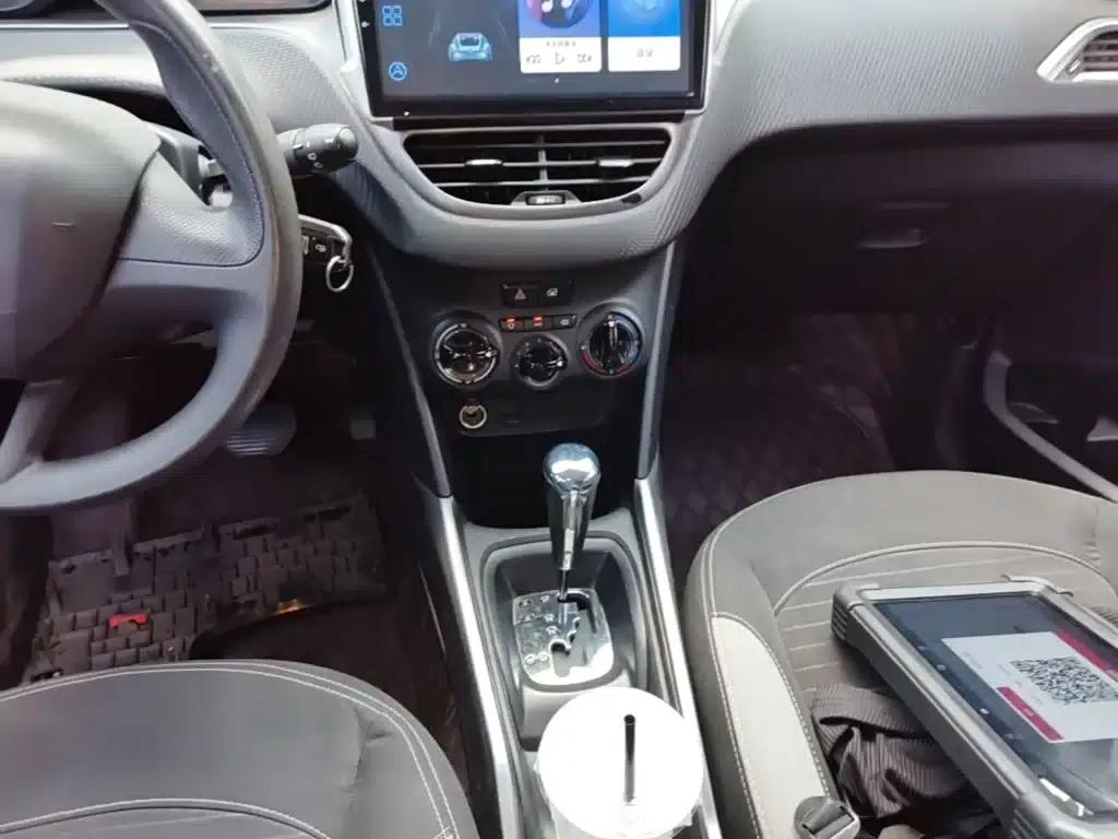 Peugeot 2008 2014 Model 1.6L Automatic Trend Edition — миниатюра 14