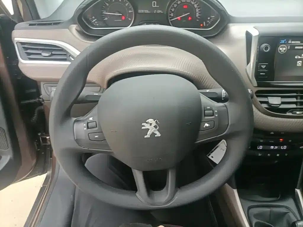 Peugeot 2008 2014 Model 1.6L Manual Fashion Edition — миниатюра 11