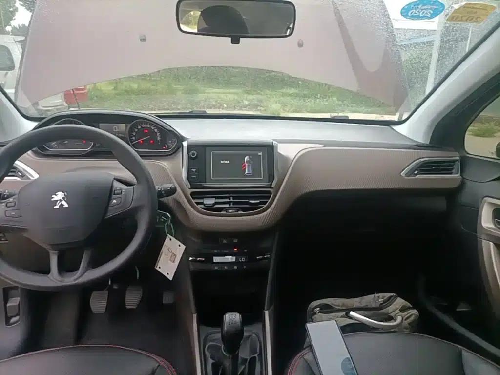 Peugeot 2008 2014 Model 1.6L Manual Fashion Edition — миниатюра 13