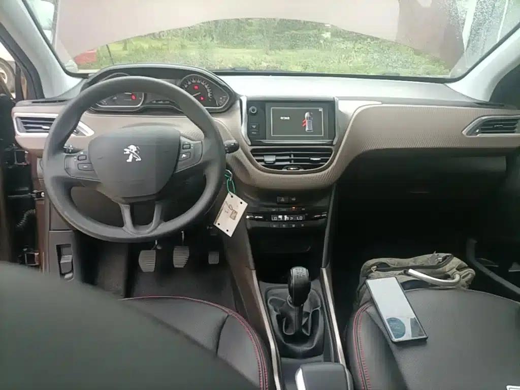 Peugeot 2008 2014 Model 1.6L Manual Fashion Edition — миниатюра 10