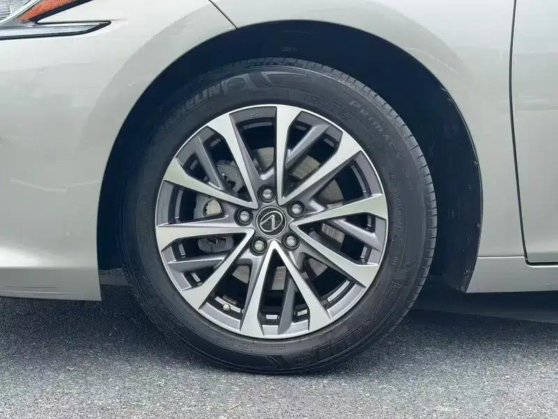 Lexus ES 2022 300h Premium Edition — миниатюра 11
