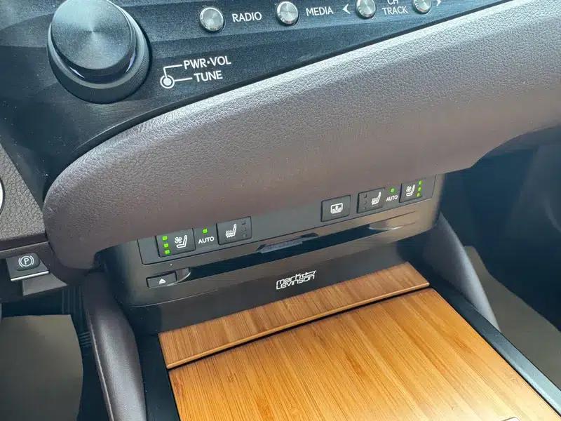 Lexus ES 2019 300h Millionth Anniversary Limited Edition (China VI Emission Standard) — миниатюра 11