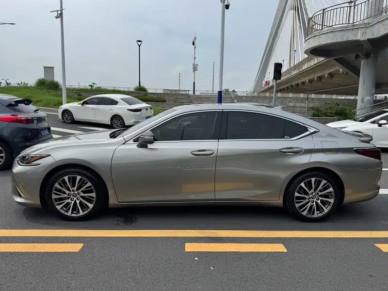 Lexus ES 2019 300h Millionth Anniversary Limited Edition (China VI Emission Standard) — миниатюра 4