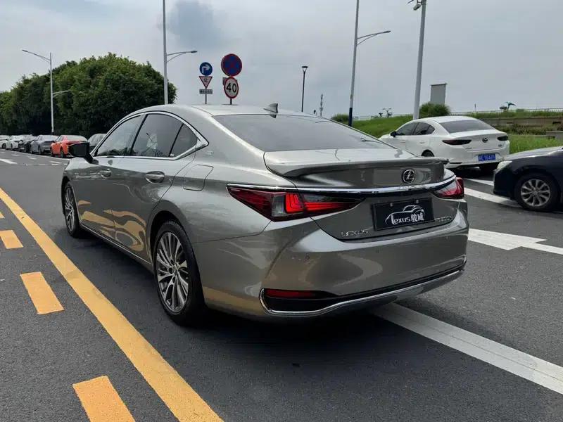 Lexus ES 2019 300h Millionth Anniversary Limited Edition (China VI Emission Standard) — миниатюра 5
