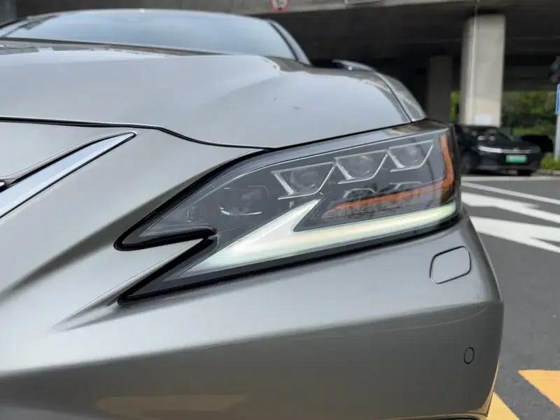 Lexus ES 2019 300h Millionth Anniversary Limited Edition (China VI Emission Standard) — миниатюра 9
