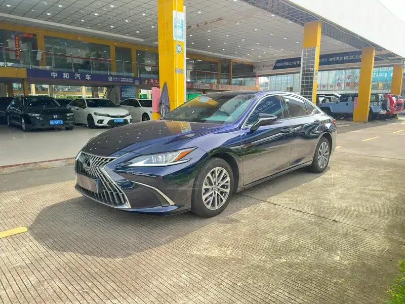 Lexus ES 2024 200 Premium Edition — миниатюра 1